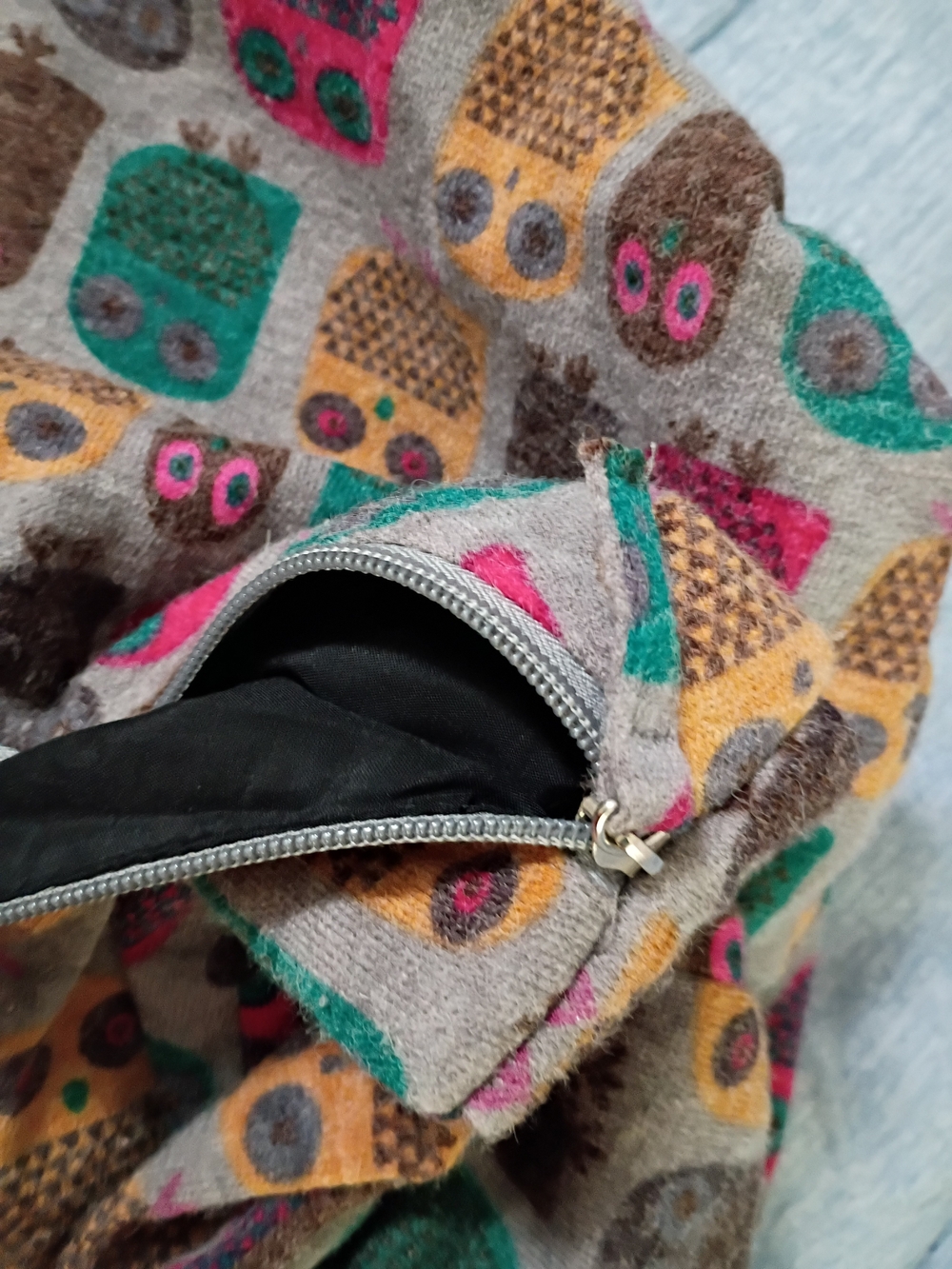 Colorful Owl-Print Slouch Hobo Bag in Multicolor - Picture 5 of 6